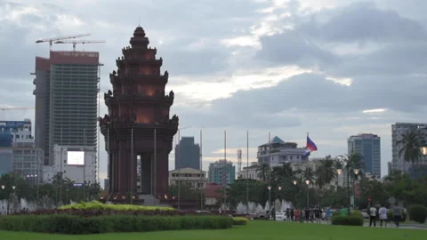 Phnom Penh's Independence Monument with flag nearby (Cambodia) 库存影片 156040605