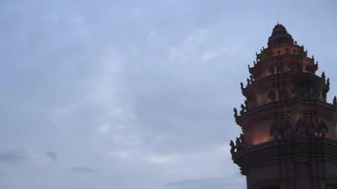 Phnom Penh's Independence Monument - Pan across (Cambodia) 库存影片 156040908