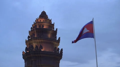 Phnom Penh's Independence Monument with wavy flag 库存影片 156041061