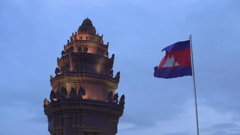 Phnom Penh's Independence Monument with wavy flag 库存影片 156041489