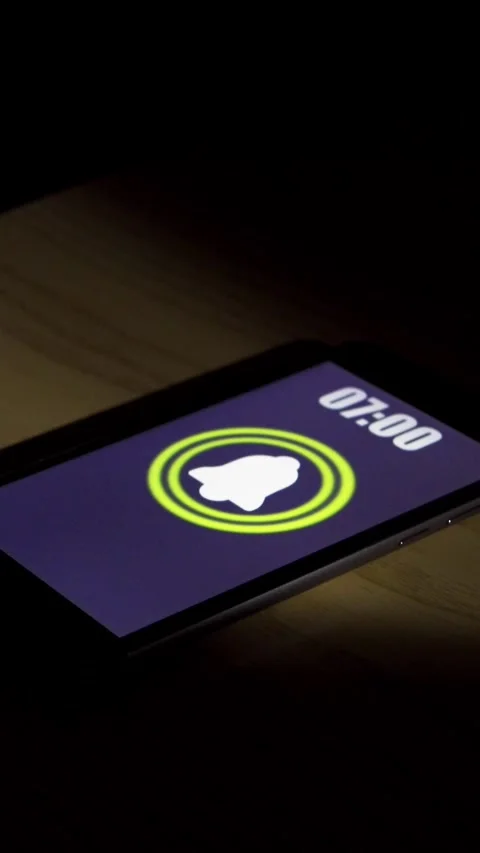 Phone alarm clock app rings Vidéo 335240929