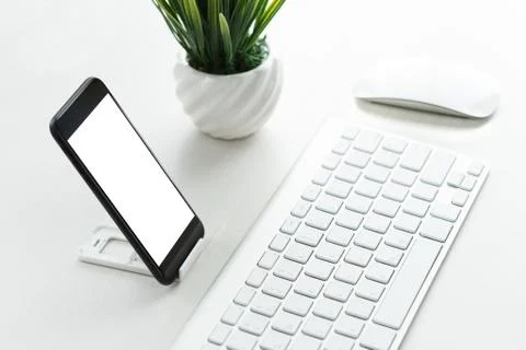Phone blank screen place on work desk Foto stock