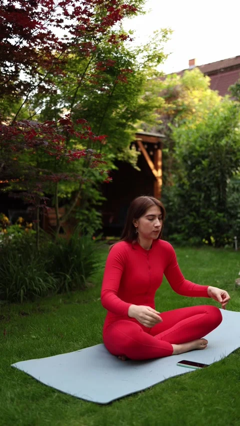 Phone call interrupts meditation practice Vidéo 336780748