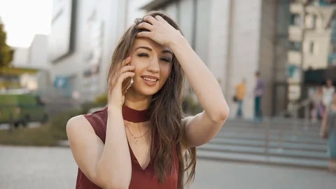 The Phone Conversation 動画素材 77212923