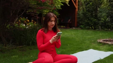 Phone distraction interrupts meditation Vidéo 336526341