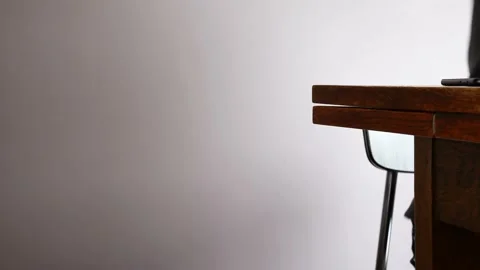 Phone dropped off table Vidéo 132026414