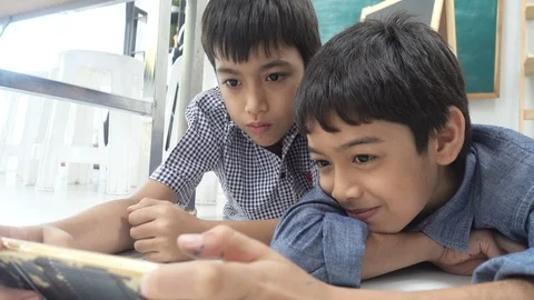 Phone2 Stockbeeldmateriaal 105837932