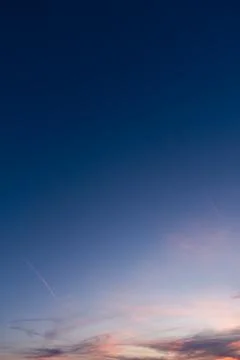 Photo of a beautiful dramatic twilight sky over horizon 스톡 사진