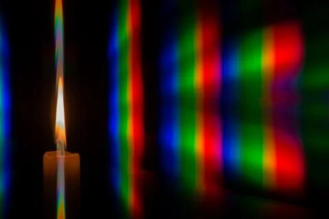 Photo diffraction candle flame light in the form of iridescent spots Foto stock