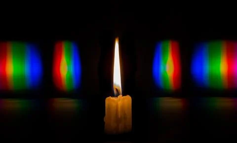 Photo diffraction light candles on the two diffraction gratings Foto stock