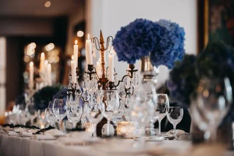 Photo of dinner table with empty plates on Foto stock