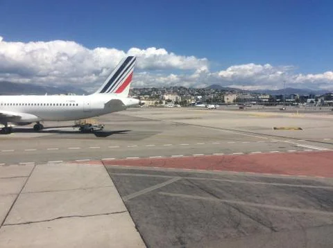 Photo d’un avion avec la ville de Nice en arrière plan Stock Photos