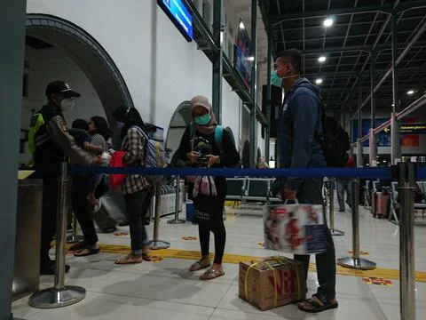 Photo editorial, 07 november, queueing people for ticket checking by securi.. Stock Photos