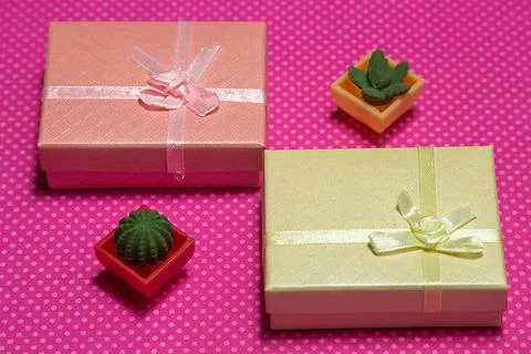 Photo flat lay of a gift boxes with a bow under points of view on a pink Stock Photos