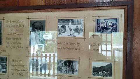 Photo frames with old photos in the "Schafferer Museum" in Pozuzo, Peru Vidéo 283672156
