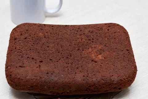 Photo Humble pie (bread) on the table with a mug of tea. Delicacy Foto stock