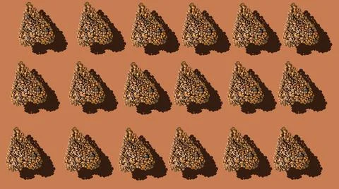 A photo pattern of roasted coffee beans on a brown background with a heart-sh Stock-Fotos