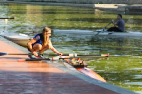 Photo of rowing instructor in defocus, preparing the boat for her student Foto stock