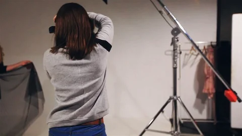 Photo session process from back of photographer 库存影片 85555438