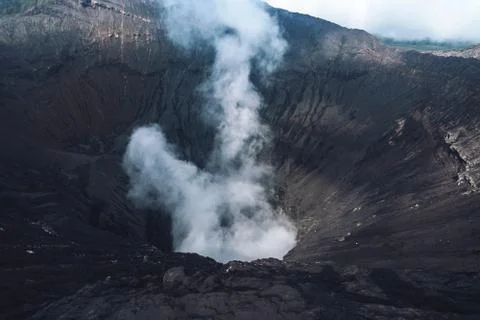 Photo of smoke volcano crater on Java island Foto stock