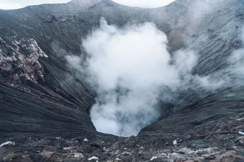 Photo of smoke volcano crater on Java island Foto stock