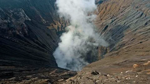 Photo of smoke volcano crater on Java island Foto stock