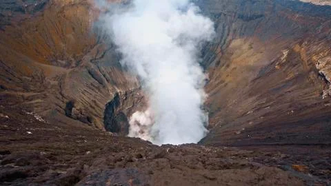 Photo of smoke volcano crater on Java island Foto stock
