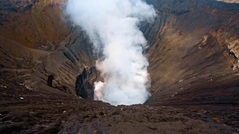 Photo of smoke volcano crater on Java island Foto stock