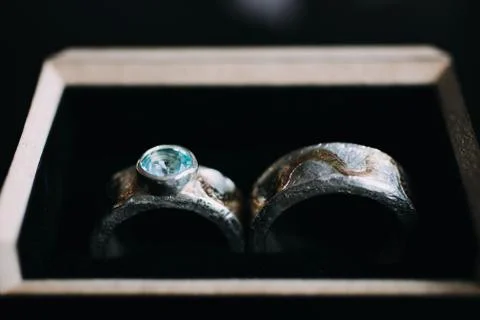 Photo of wedding rings in a box with black background Foto stock