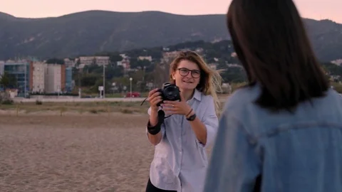 Photographer and model on beach Stock-Footage 73698957
