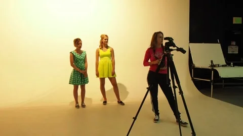 Photographer and two models in studio Stock Footage 56680062