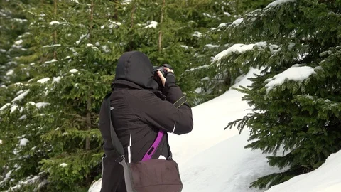 Photographer With Backpack Walking On A Mountain Ridge, Covered With Deep Snow Vídeos de archivo 126116684