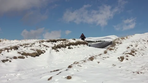Photographer With Backpack Walking On A Mountain Ridge, Covered With Deep Snow 스톡 동영상 126118220