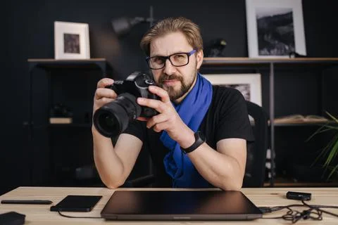 Photographer with camera at table Stock-Fotos