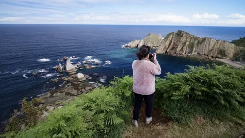 Photographer capturing amazing footage of dramatic cliffs and sea Видео 336111368