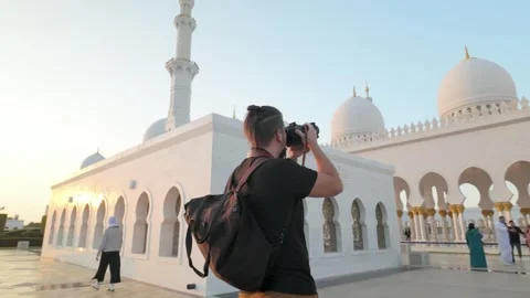 Photographer Capturing the Sheikh Zayed Grand Mosque in Abu Dhabi Stock Footage 303096833