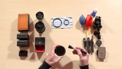 Photographer cleans the 库存影片 173601964