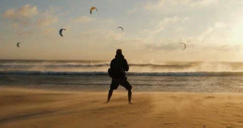 Photographer dancing 库存影片 90566804