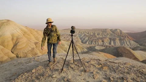 Photographer in the desert Stock-Footage 105862175