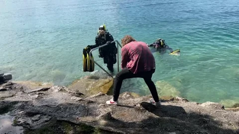 Photographer documenting scuba divers during open water training at Lake Vídeo Stock 330970317