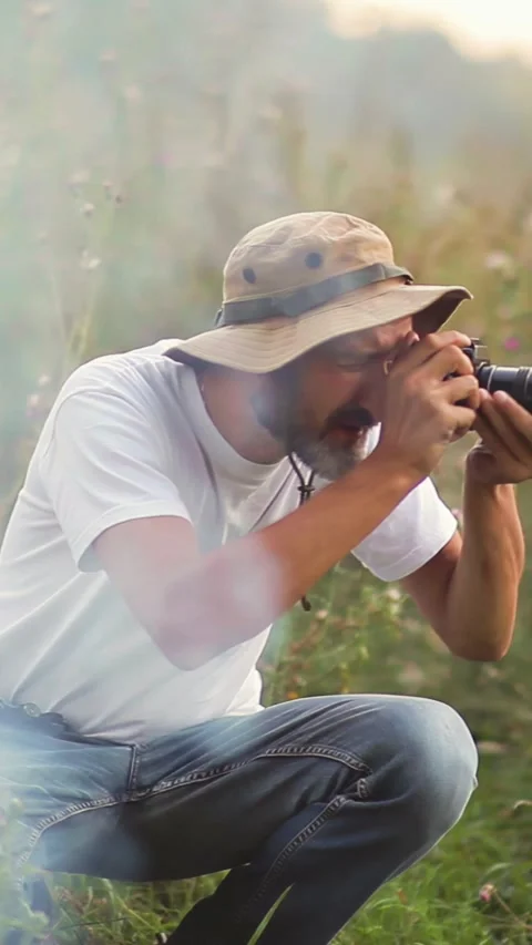 Photographer doing his work in the evening sunshine. Vertical video. 스톡 동영상 305023997