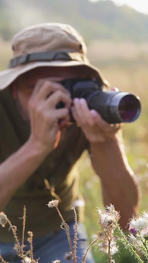Photographer doing his work in the evening sunshine. Vertical video. 스톡 동영상 305024066
