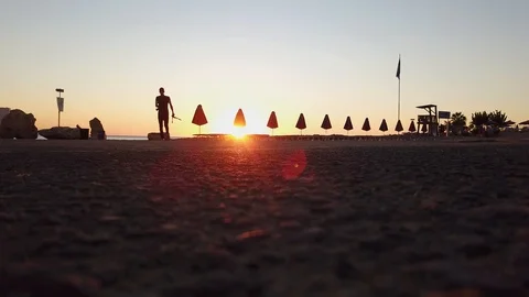 The photographer goes to the beach to shoot a beautiful evening sunset. Beach um Stock Footage