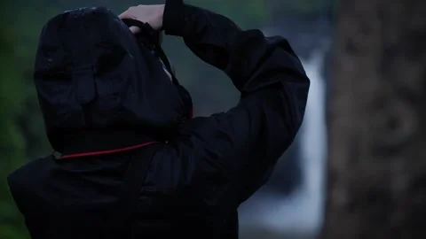 Photographer in the rain Video stock 270402613