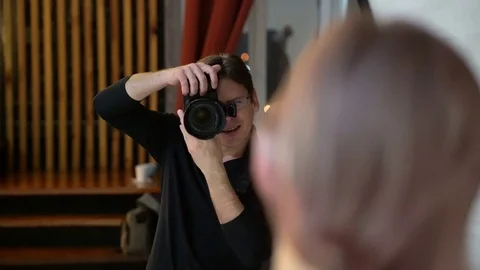 Photographer shooting model at studio 스톡 동영상 70769486