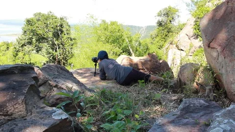 Photographer is sleeping and setting up the camera to shoot. 스톡 동영상 95682978