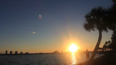 Photographer stops to shoot sunrise, Ormond Beach, FL 스톡 동영상 952047