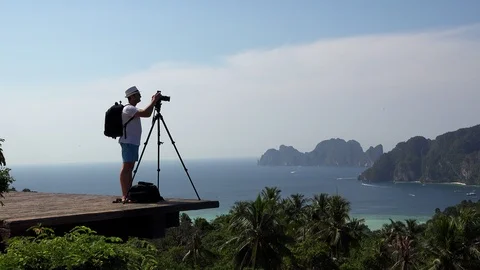 Photographer taking pictures of Phi Phi Island panorama from top mountain 스톡 동영상 86888896