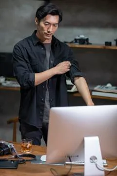 Photographer using computer in studio Foto stock