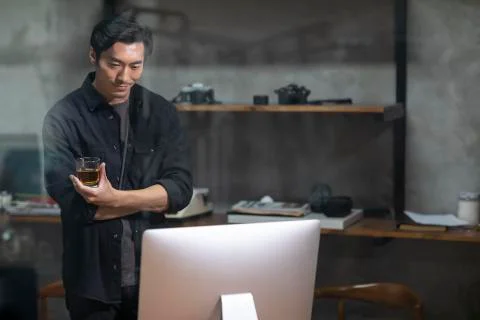 Photographer using computer in studio Foto stock